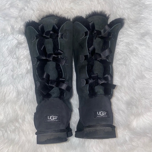 Uggs size 9 Bailey bow boots - Picture 3 of 3